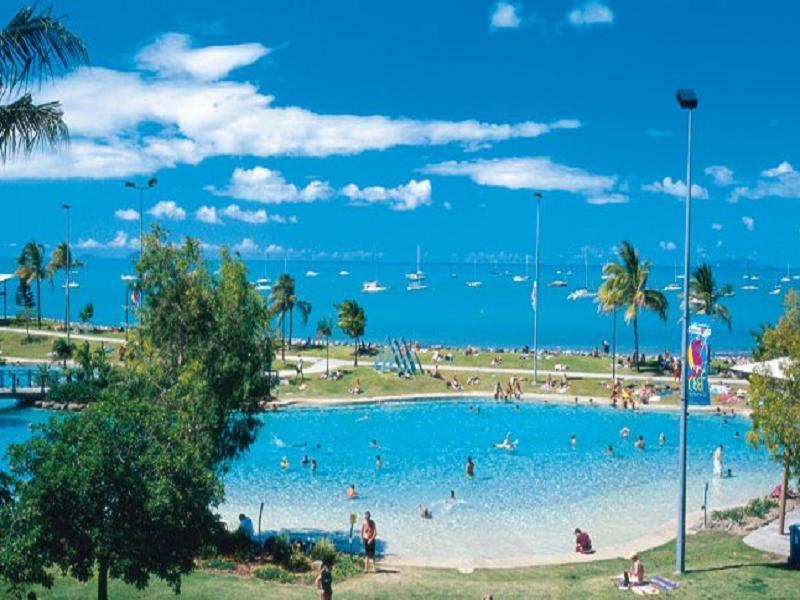 Backpackers By The Bay Hostel Airlie Beach Exterior photo