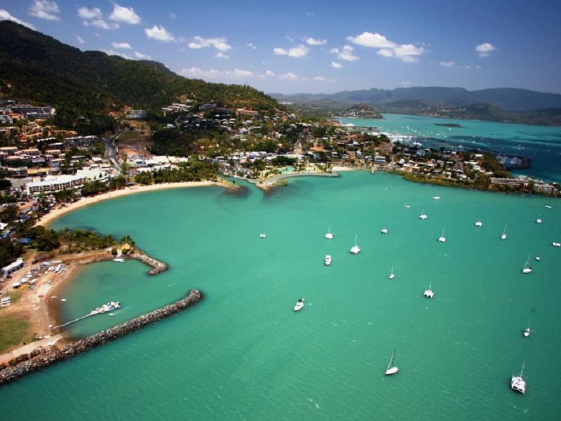 Backpackers By The Bay Hostel Airlie Beach Exterior photo