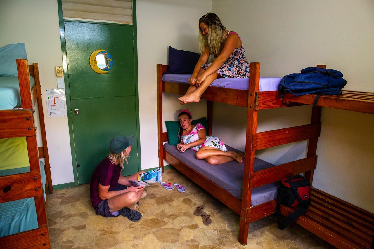 Backpackers By The Bay Hostel Airlie Beach Exterior photo